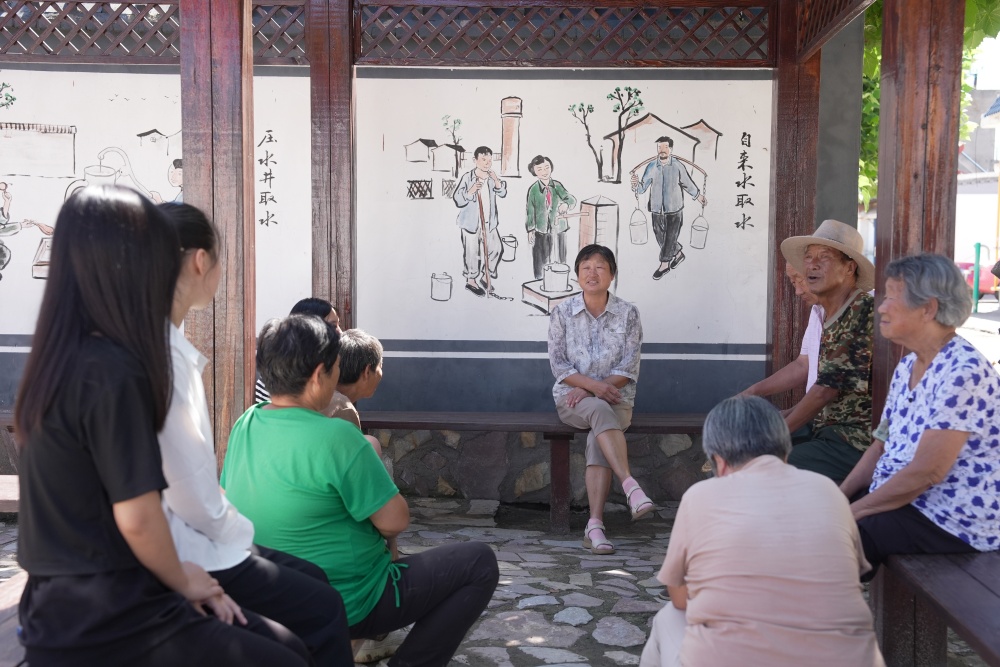 7月30日，迁安市彭店子镇大周庄村大槐树下正在举行文明新风宣讲。王志斌摄