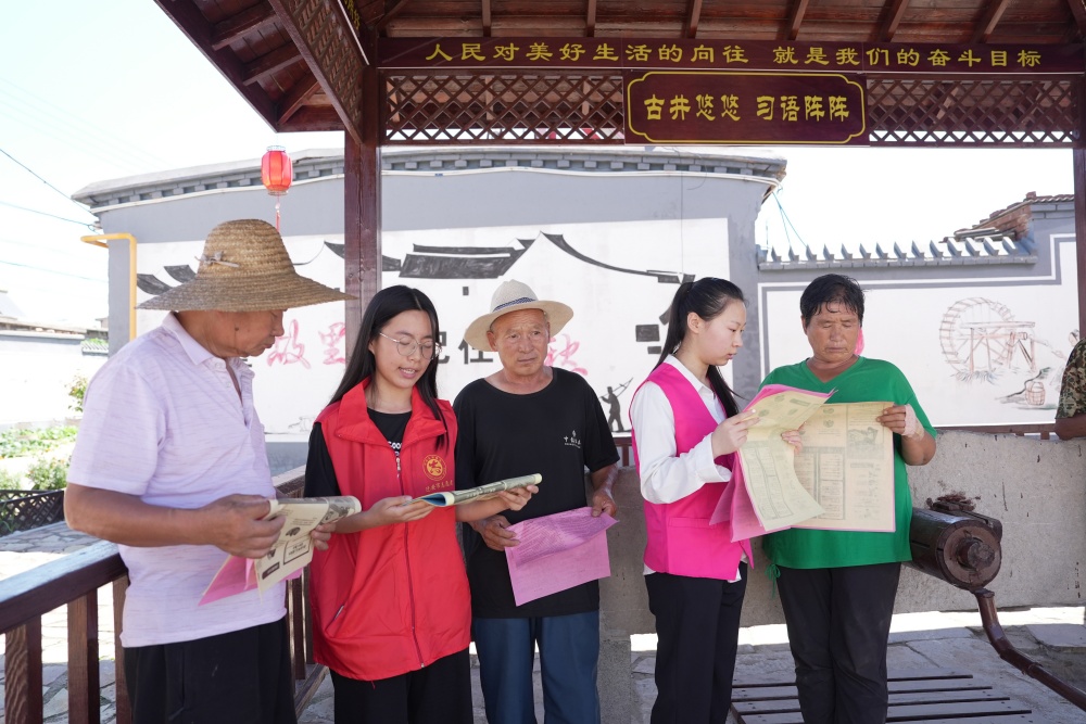 7月30日，迁安市彭店子镇大周庄村大槐树下正在举行文明新风宣讲。王志斌摄