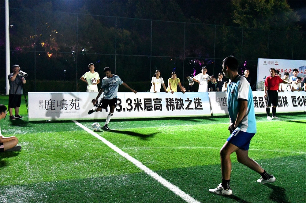 8月2日，河北鸡泽夏季足球联赛现场，球员正在发角球。张信波摄