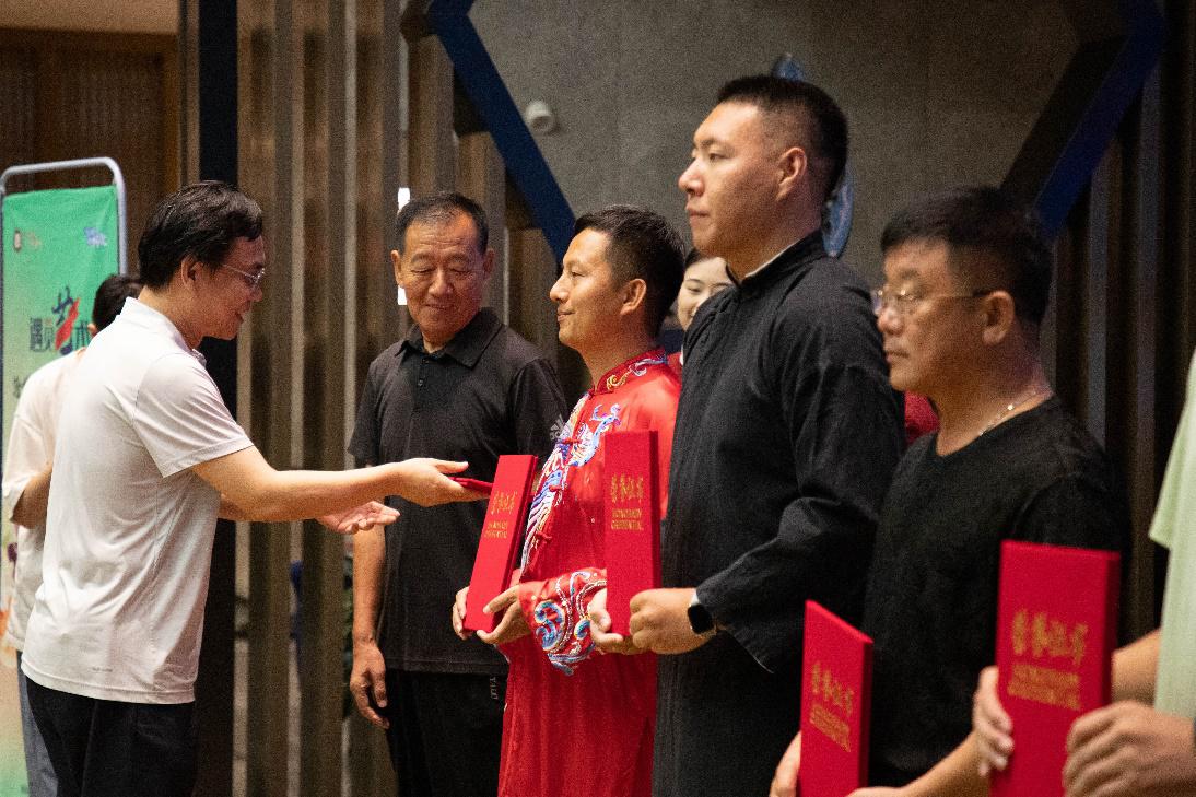 8月1日，在大运河迎宾馆活动现场，武术杂技个人志愿者荣获证书。张欣茹摄