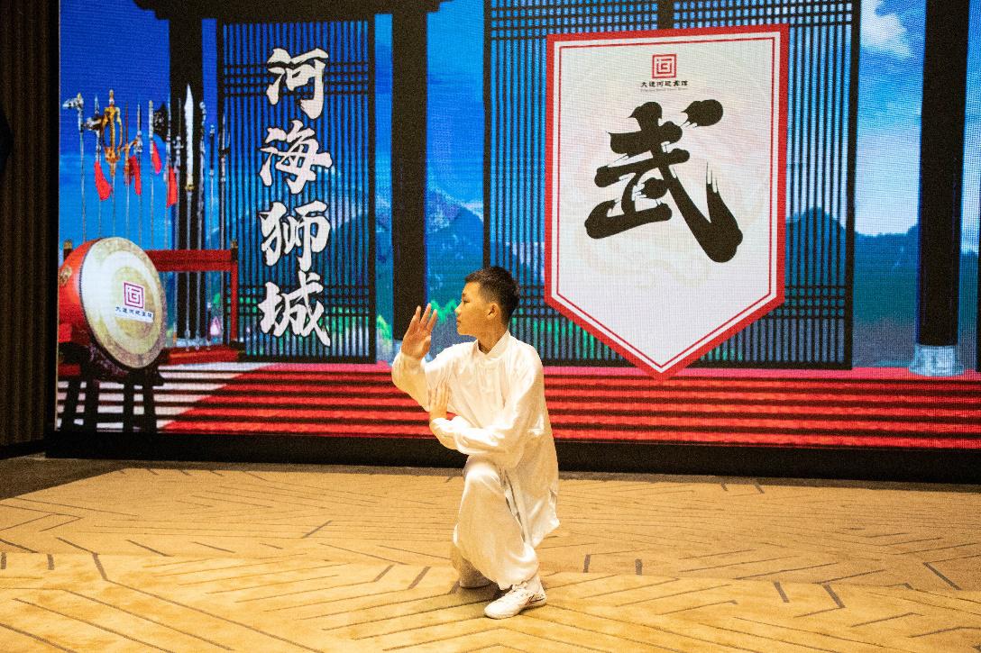 8月1日,在大运河迎宾馆活动现场,武术运动员在表演燕青拳。张欣茹摄