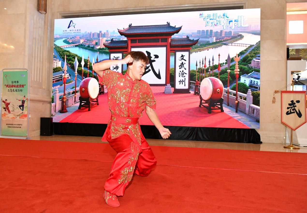 8月1日，在阿尔卡迪亚国际酒店活动现场，武术运动员在表演传统武术。苑立伟摄