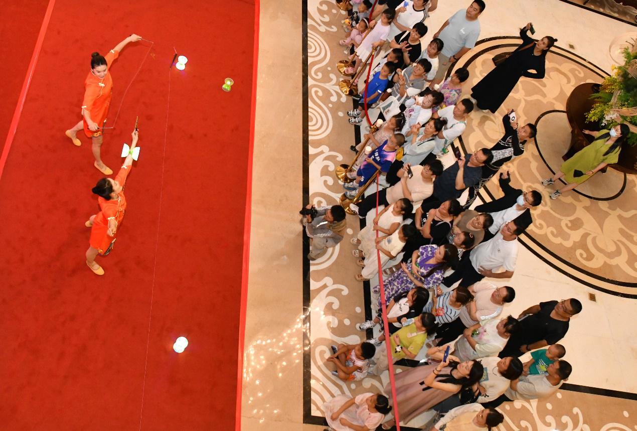 8月1日，在阿尔卡迪亚国际酒店活动现场，杂技演员在表演抖空竹。苑立伟摄