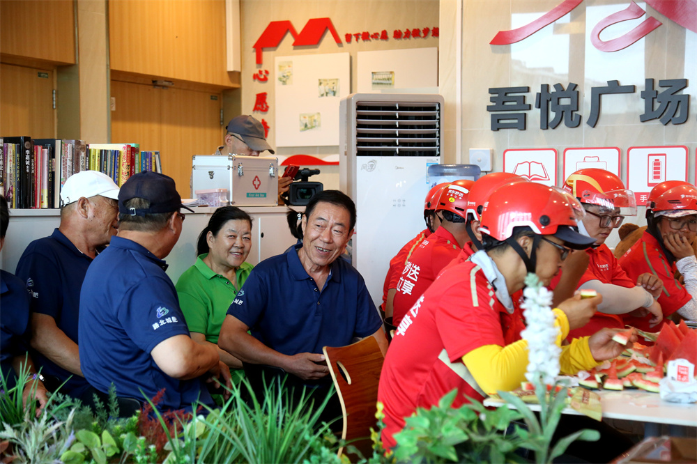 唐山市路北区开展“夏送清凉·关爱户外劳动者”活动现场。马雅雄摄