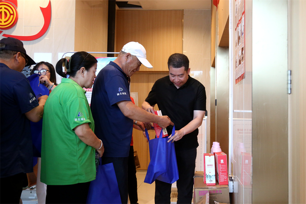 唐山市路北区开展“夏送清凉·关爱户外劳动者”活动现场。马雅雄摄 