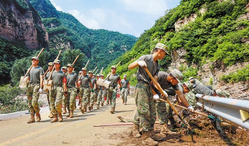 8月3日，部隊官兵在興隆縣六道河鎮六道溝村清淤清障。 本報記者 李佳澤攝