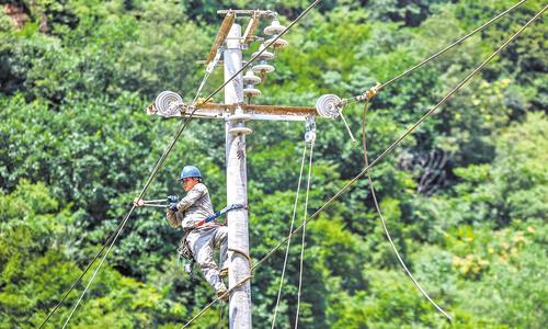8月3日，國網興隆縣供電公司員工在六道河鎮搶修供電線路。本報記者 李佳澤攝