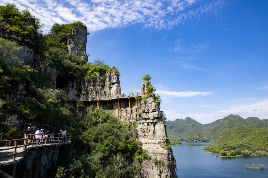 8月6日,游客在易縣易水湖景區老子峰棧道上觀光游覽。易縣易水湖景區供圖