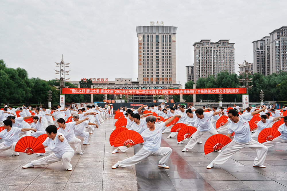 8月8日，太极功夫扇表演在迁安市人民广场上演。张泽慧摄