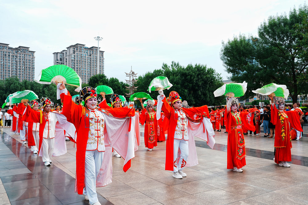 8月8日,秧歌表演在迁安市人民广场上演。张泽慧摄