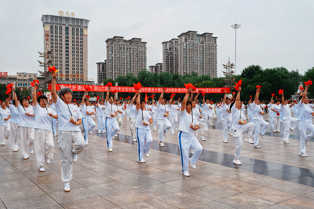 8月8日,健身球操在迁安市人民广场上演。张泽慧摄