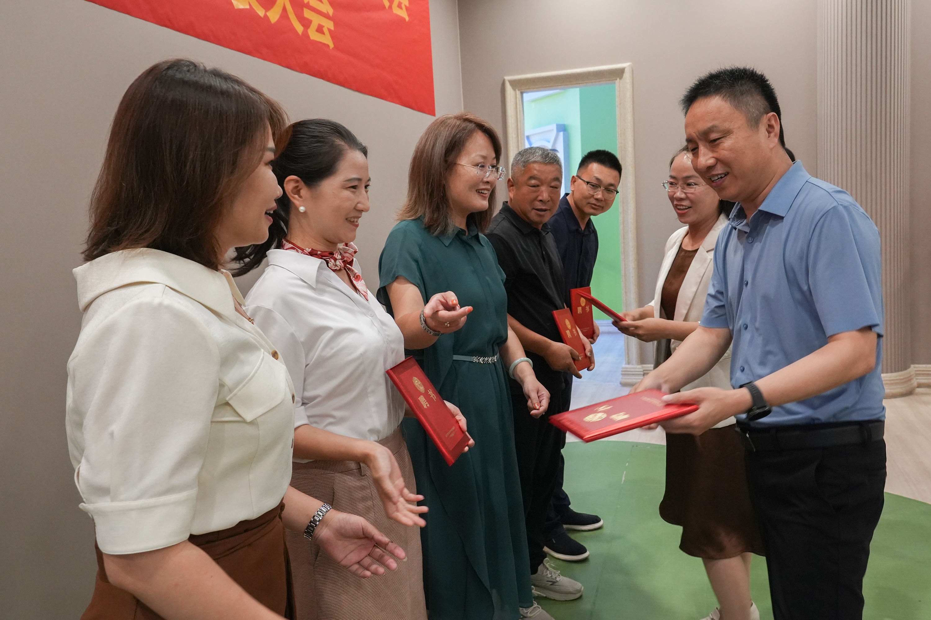 颁发聘书现场。王杜超摄