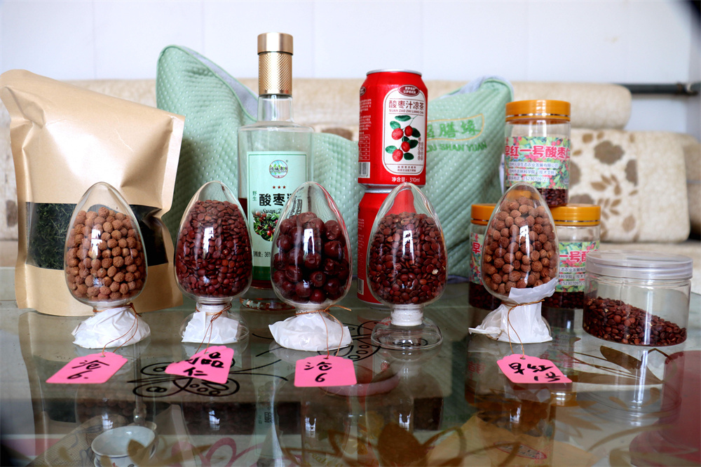 丰富的酸枣产品。李谦摄