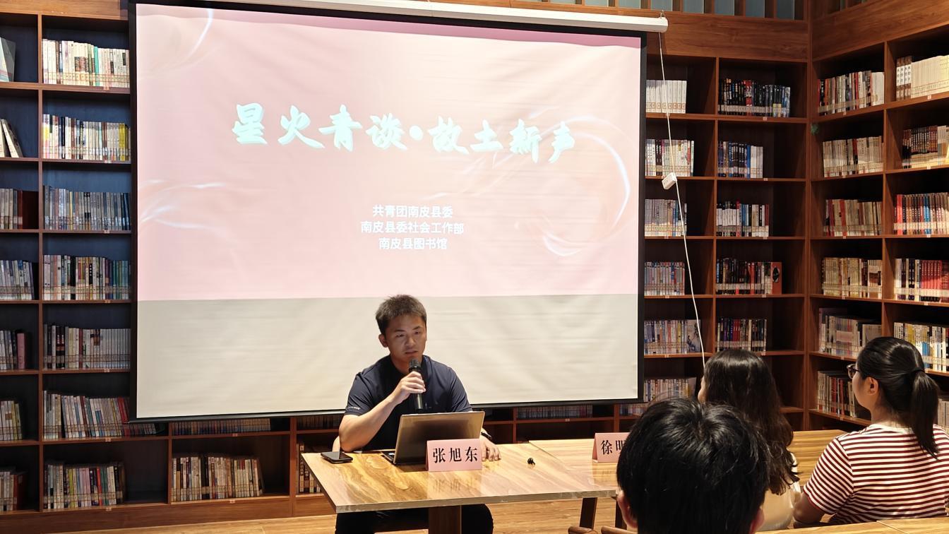 南皮镇南关村党支部书记张旭东在“星火青谈”学习沙龙发言。赵树海摄