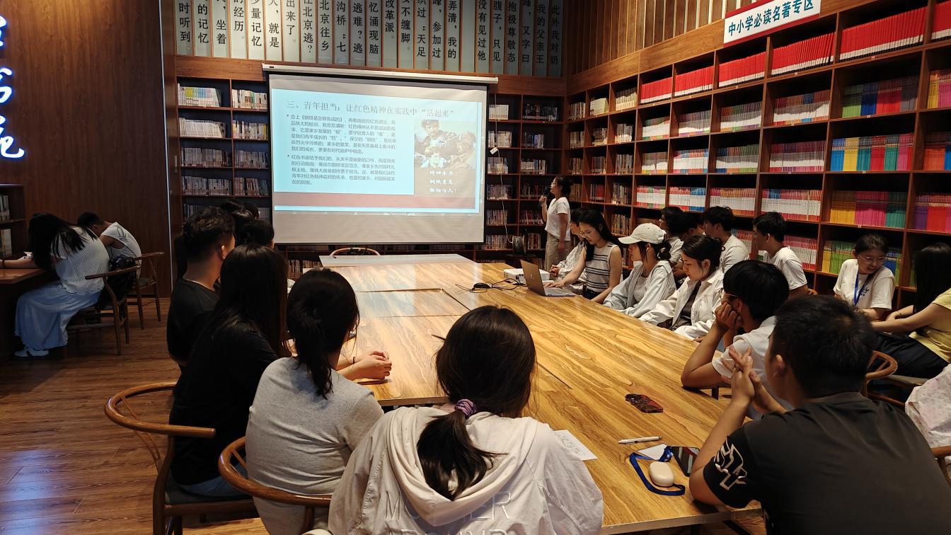 返乡大学生参与“星火青谈”学习沙龙，对家乡发展畅所欲言。赵树海摄