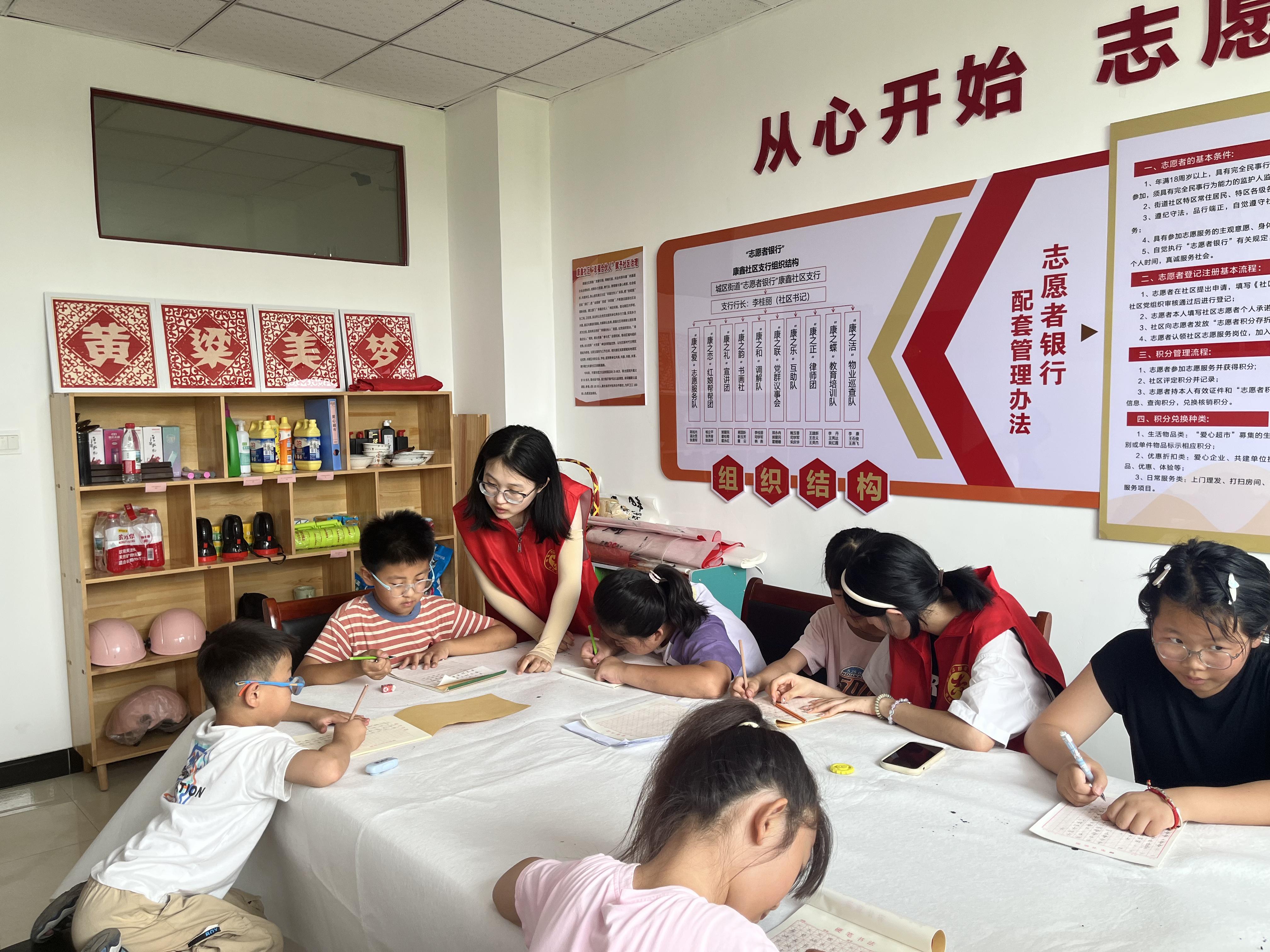 书法课上,大学生志愿者悉心指导,孩子们认真写字。孙雨晴摄