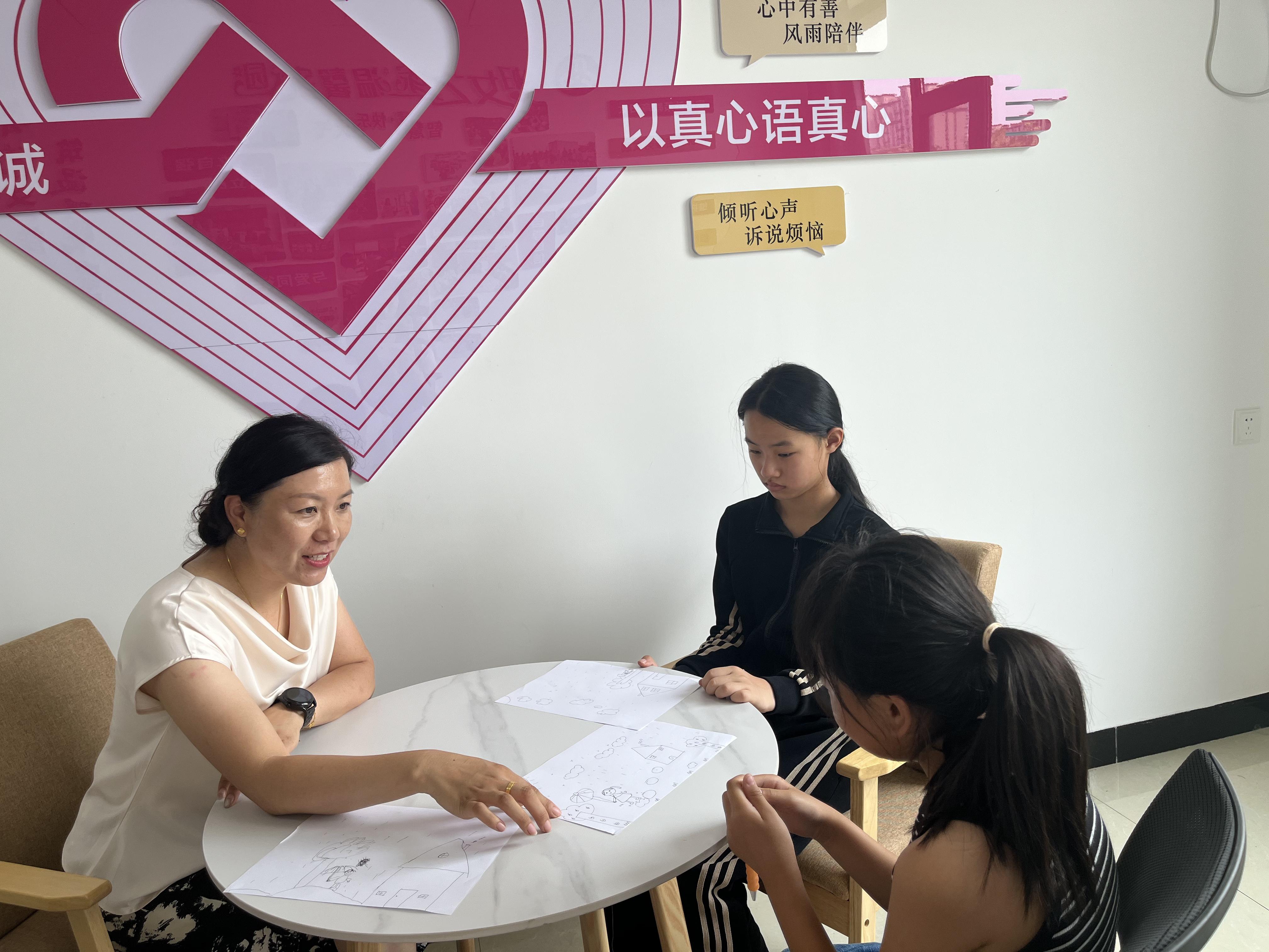 专业的心理老师正在和孩子做心理游戏。孙雨晴摄