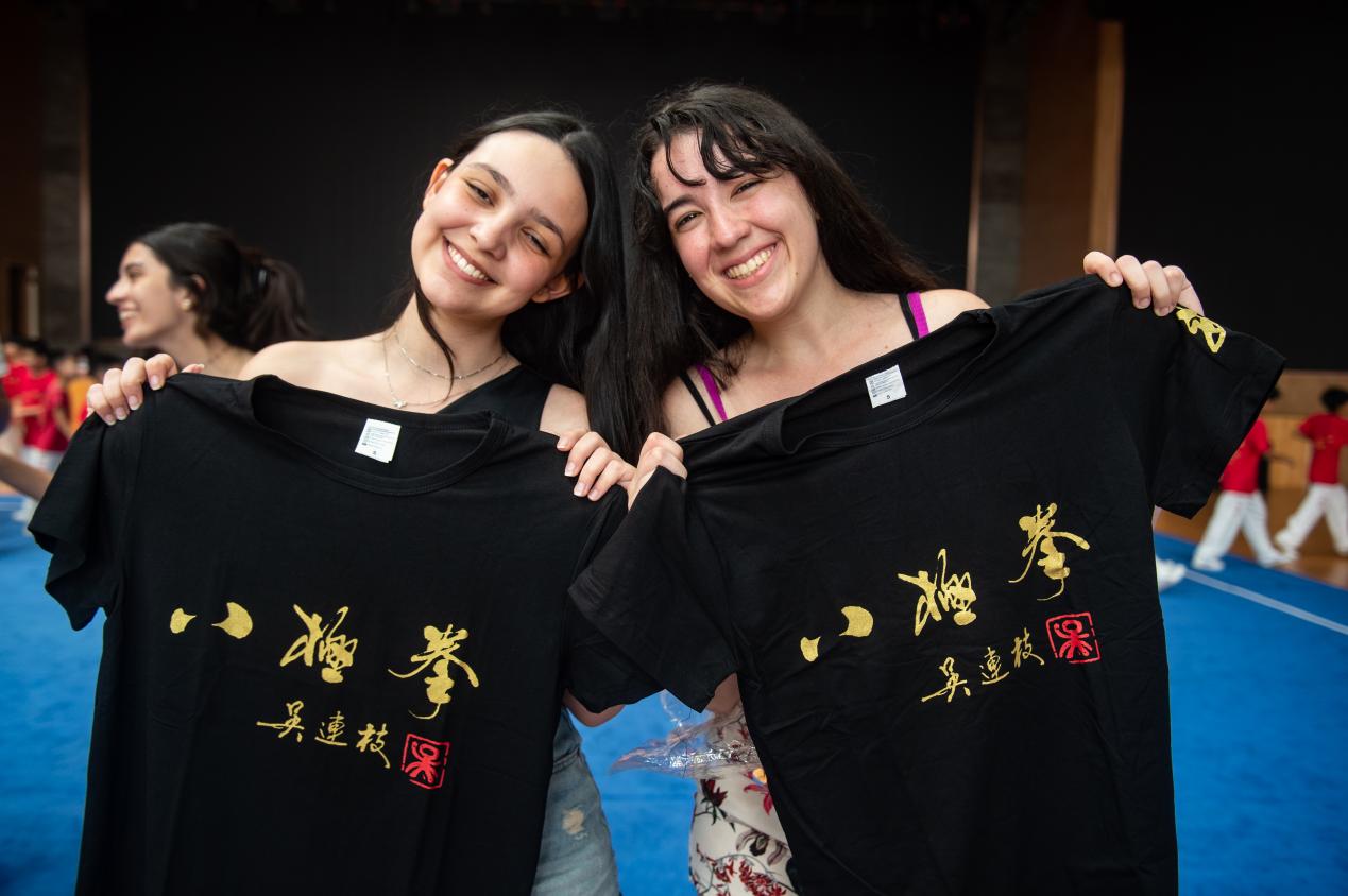 外国青年获赠“八极拳”文化衫。傅新春摄
