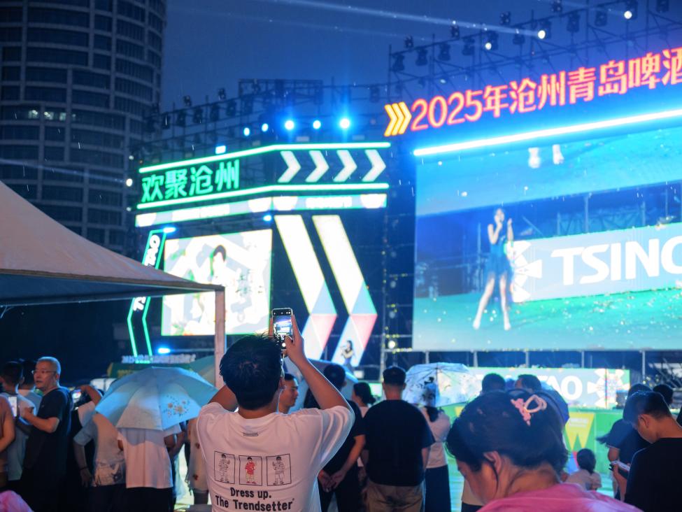 热情奔放的演出吸引了人们驻足观看。孔超摄