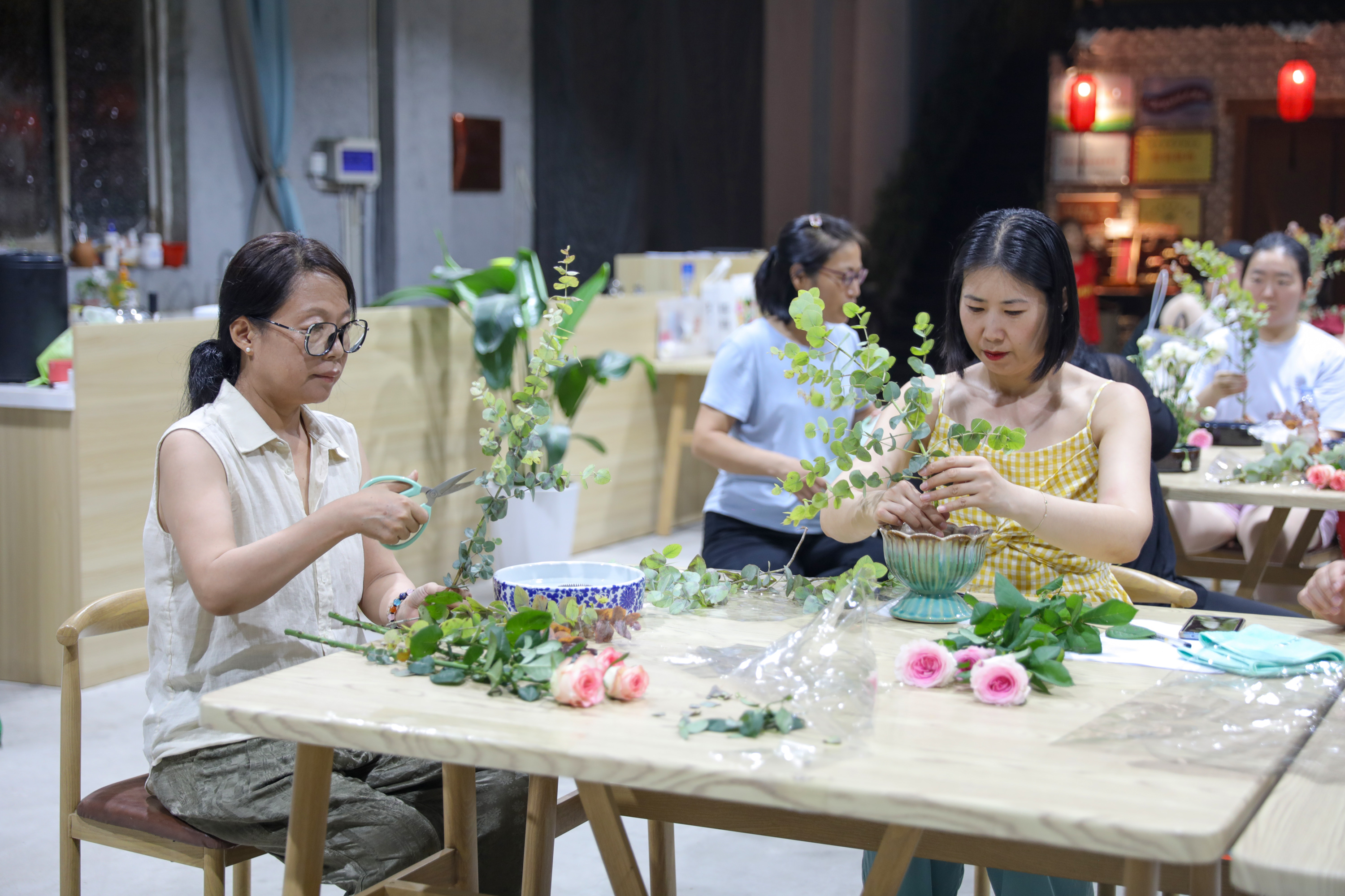 插花课上，学员练习插花。王颖摄