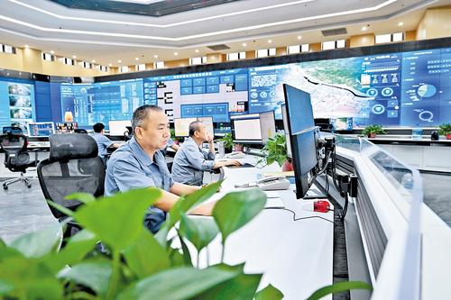 近日，河鋼集團邯鋼新區數字指揮中心，工作人員正在實時查看生產情況。 本報記者 田明攝