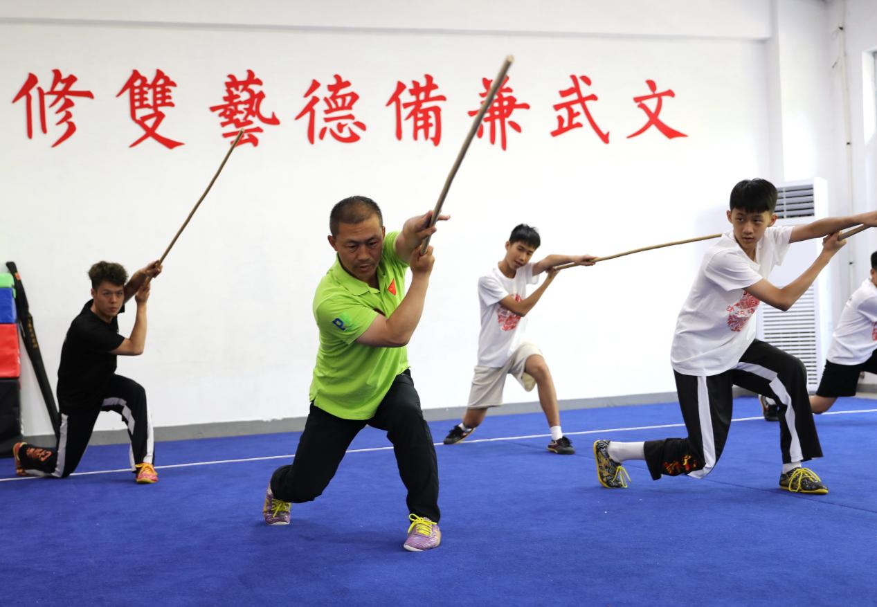 8月10日,在沧州志海武术馆,敬学才向澳门学员传授疯魔棍动作要领。田博摄