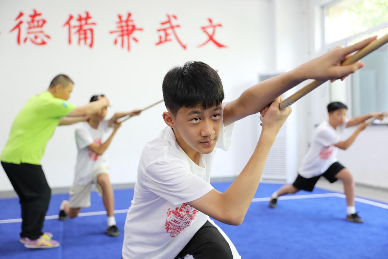 8月10日,澳门学员正在沧州志海武术馆学习传统武术。田博摄