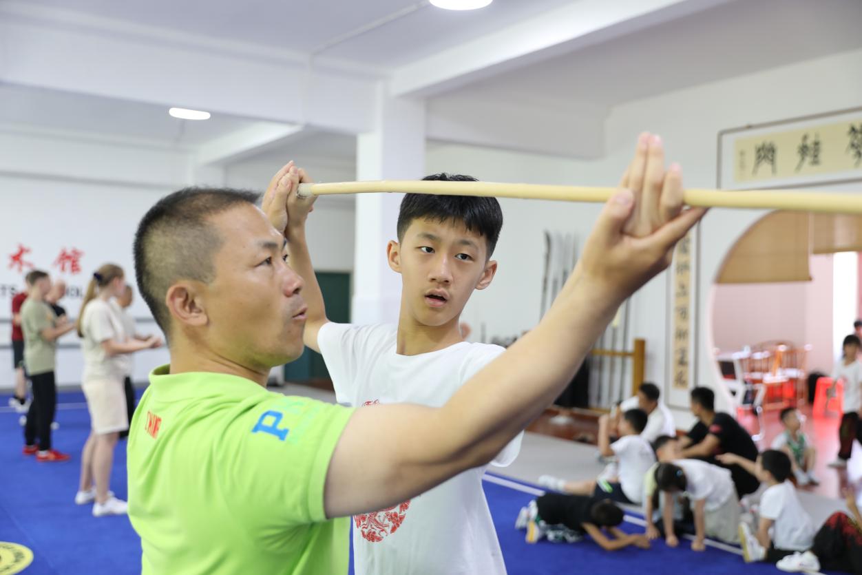  8月10日，在沧州志海武术馆，敬学才正在指导澳门学员武术动作。田博摄