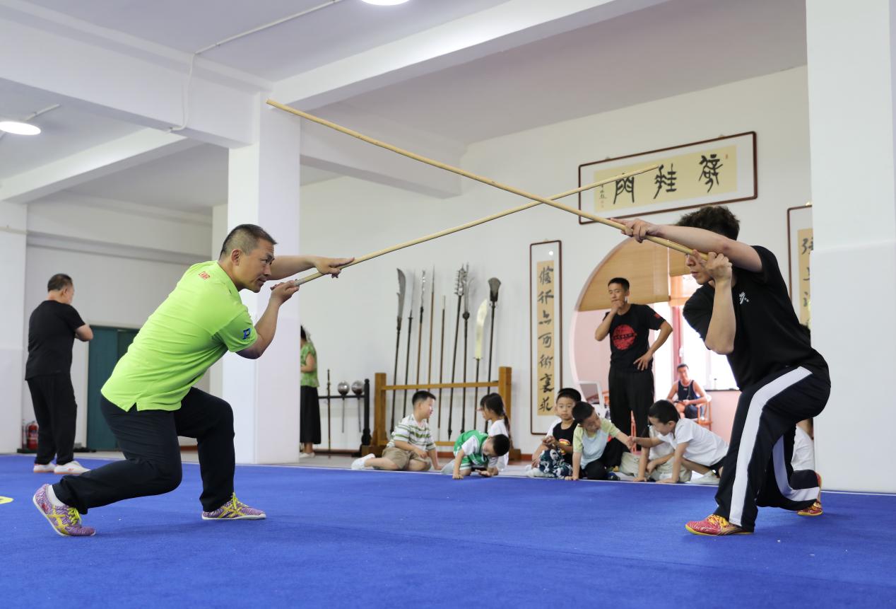 8月10日，在沧州志海武术馆，敬学才正给澳门学员演示疯魔棍法。田博摄