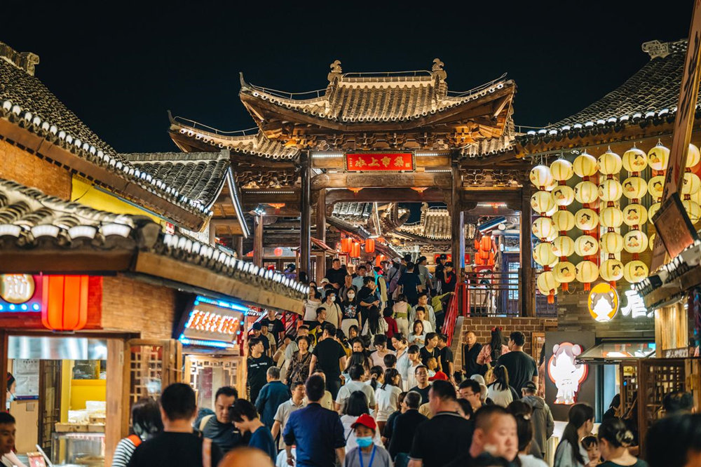游客们正在河头老街水上市集游览观光。魏永摄