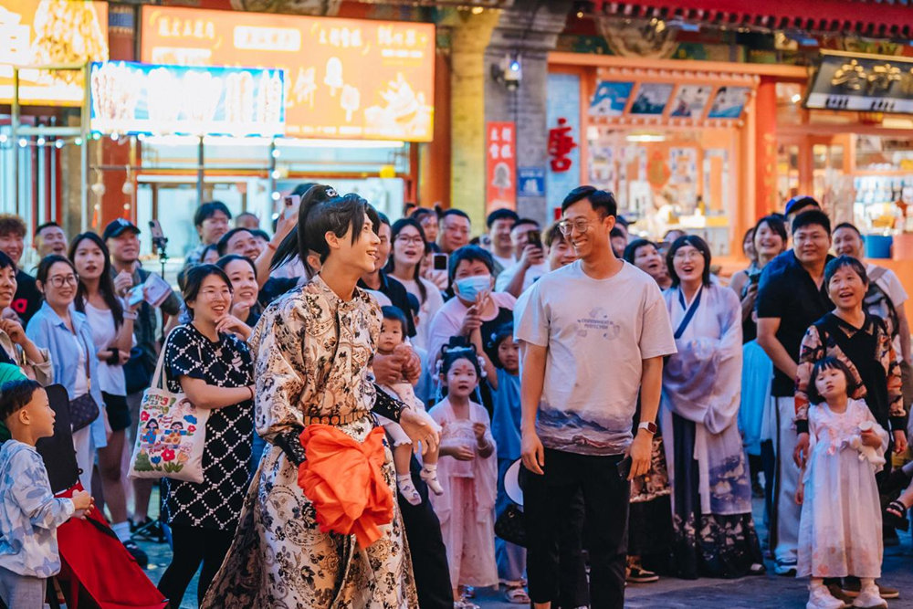 游客正与河头老街的演员们开心互动。魏永摄
