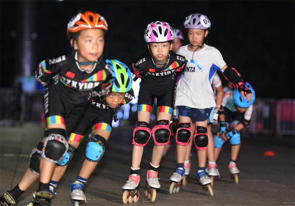 8月11日，在沧州狮城公园主会场，轮滑小将在进行轮滑表演。苑立伟摄