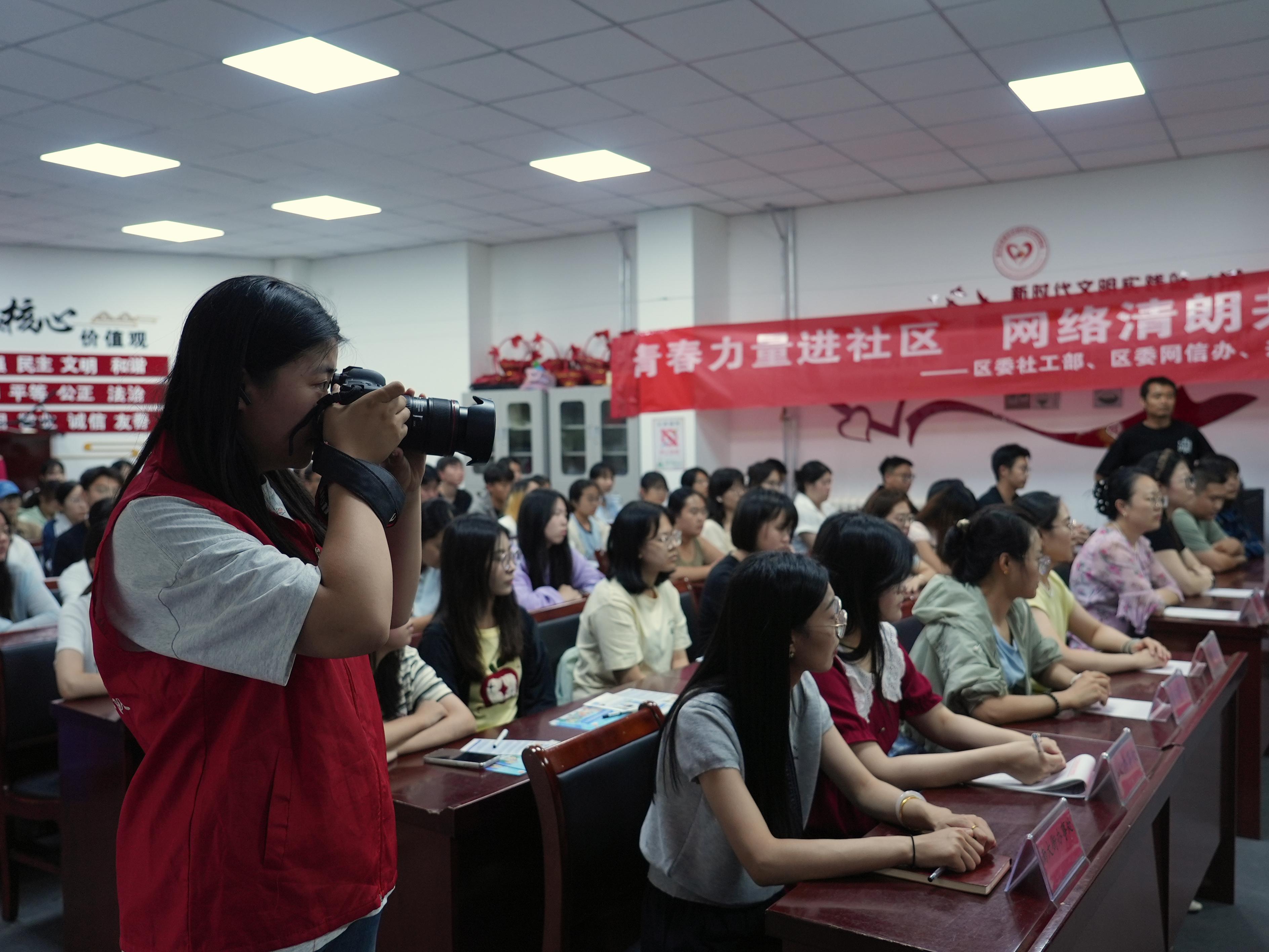在沧州市新华区维康社区“蒲公英计划”启动现场，大学生志愿者迅速进入工作状态，现场拍照留存影像资料。刘一明摄