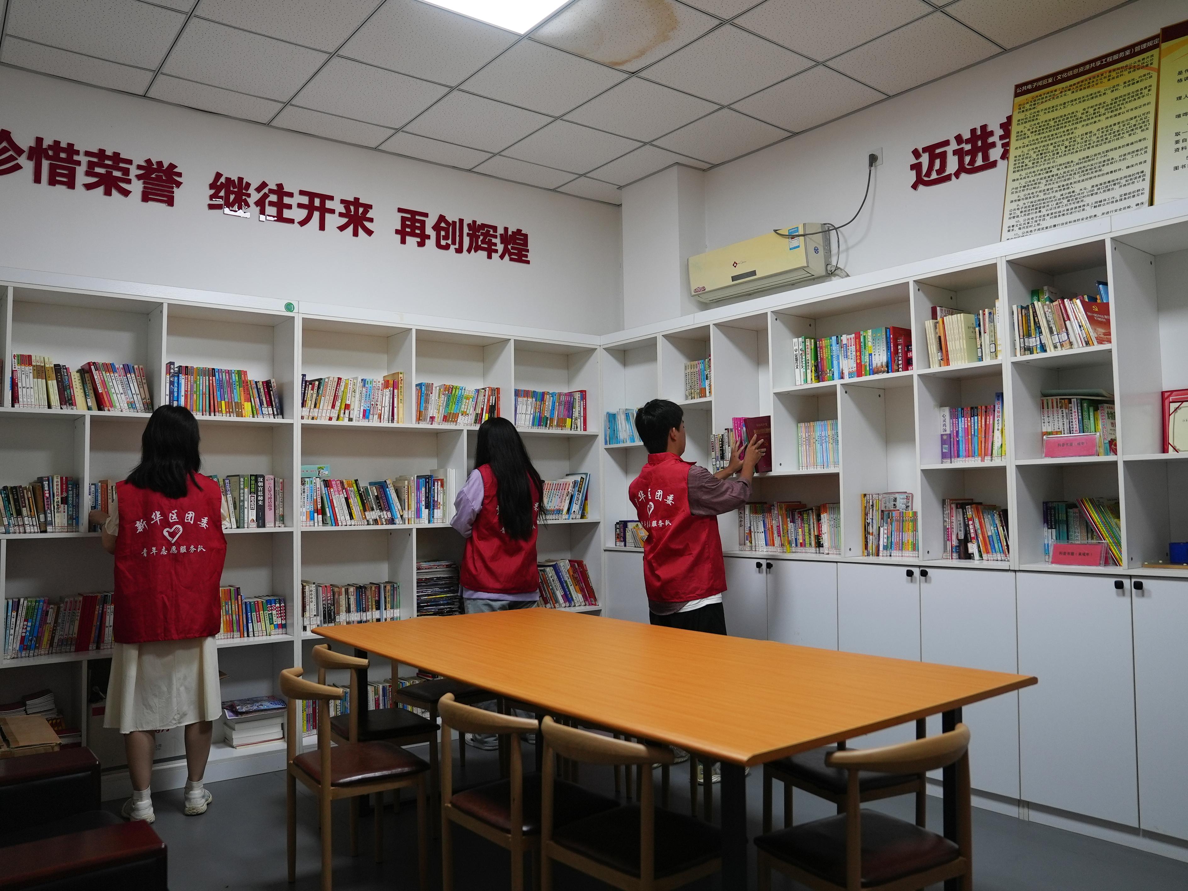 大学生志愿者帮助社区整理图书室。刘一明摄