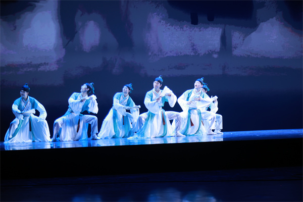 舞蹈《纸扇书生》尽显文人的潇洒意趣。交通银行河北省分行供图