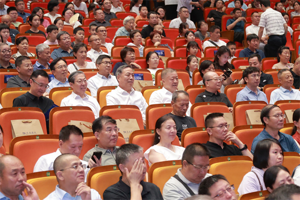 现场观众认真观看演出。交通银行河北省分行供图