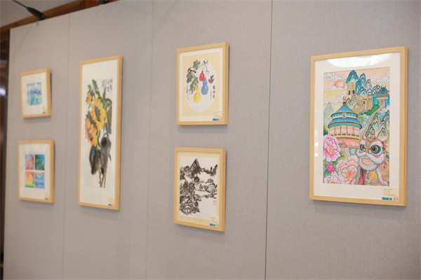 活动现场开展残疾人书画作品展览。交通银行河北省分行供图
