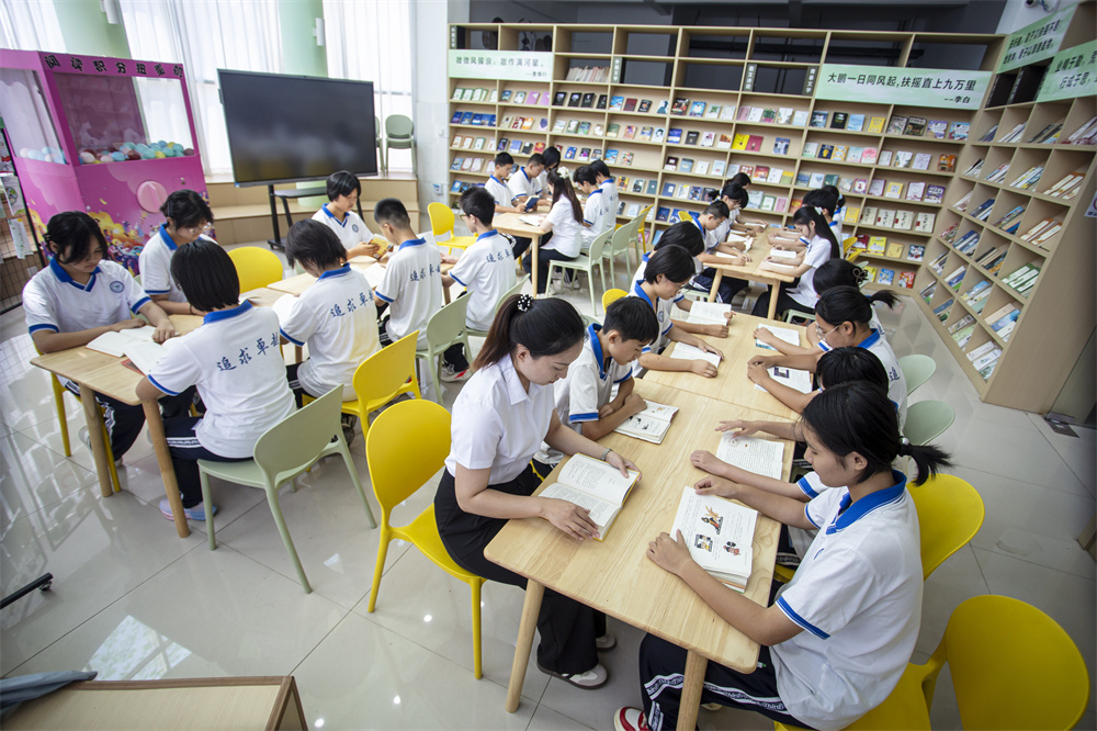 8月11日，河北省邯郸市复兴区第三中学在假期期间组织开展了“科技筑梦、阅读启航”主题读书活动。聂长青摄