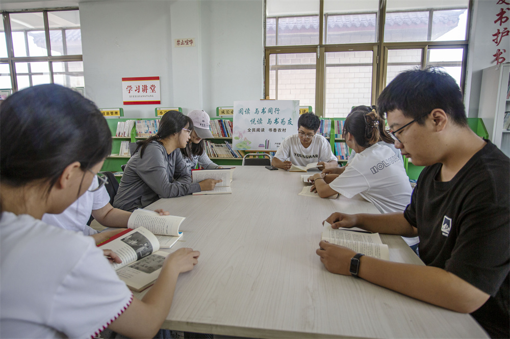 8月11日，河北省邯郸市复兴区户村镇齐村农家书屋，村民在阅读。聂长青摄