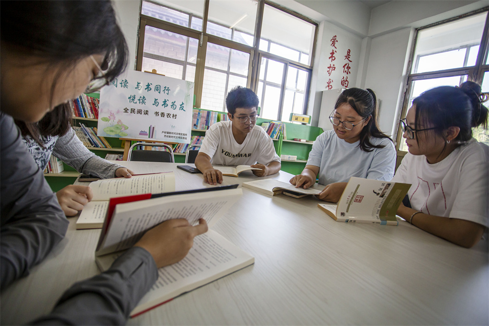 8月11日，河北省邯郸市复兴区户村镇齐村农家书屋，村民在阅读。聂长青摄