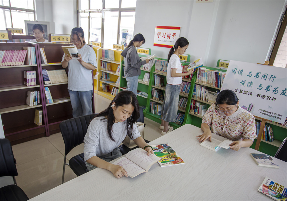 8月11日，河北省邯郸市复兴区户村镇齐村农家书屋，村民在阅读。聂长青摄