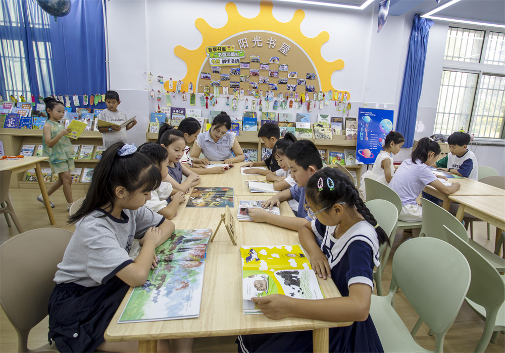 8月11日，河北省邯郸市复兴区人民小学阳光智享书屋，孩子们在老师带领下，开启“未来探索家”+科技嘉年华暑期阅读活动。聂长青摄