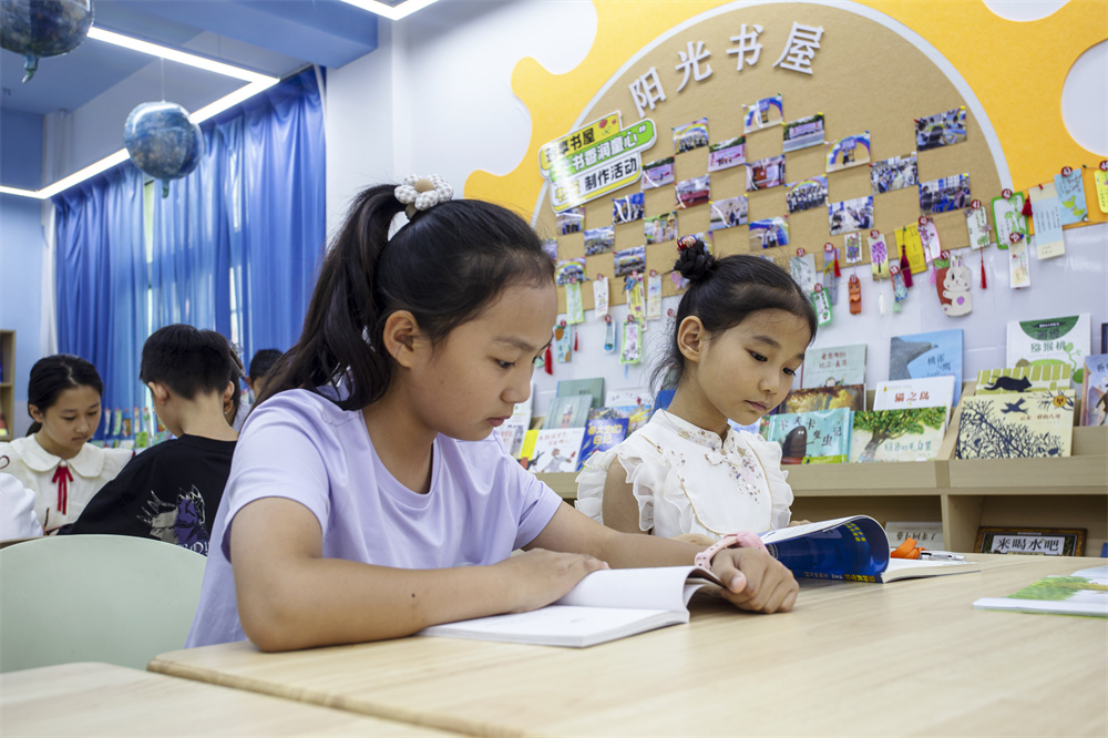 8月11日，河北省邯郸市复兴区人民小学阳光智享书屋，孩子们在老师带领下，开启“未来探索家”+科技嘉年华暑期阅读活动。聂长青摄