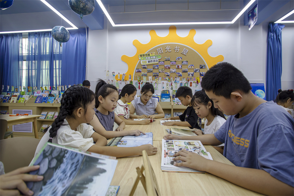 8月11日，河北省邯郸市复兴区人民小学阳光智享书屋，孩子们在老师带领下，开启“未来探索家”+科技嘉年华暑期阅读活动。聂长青摄