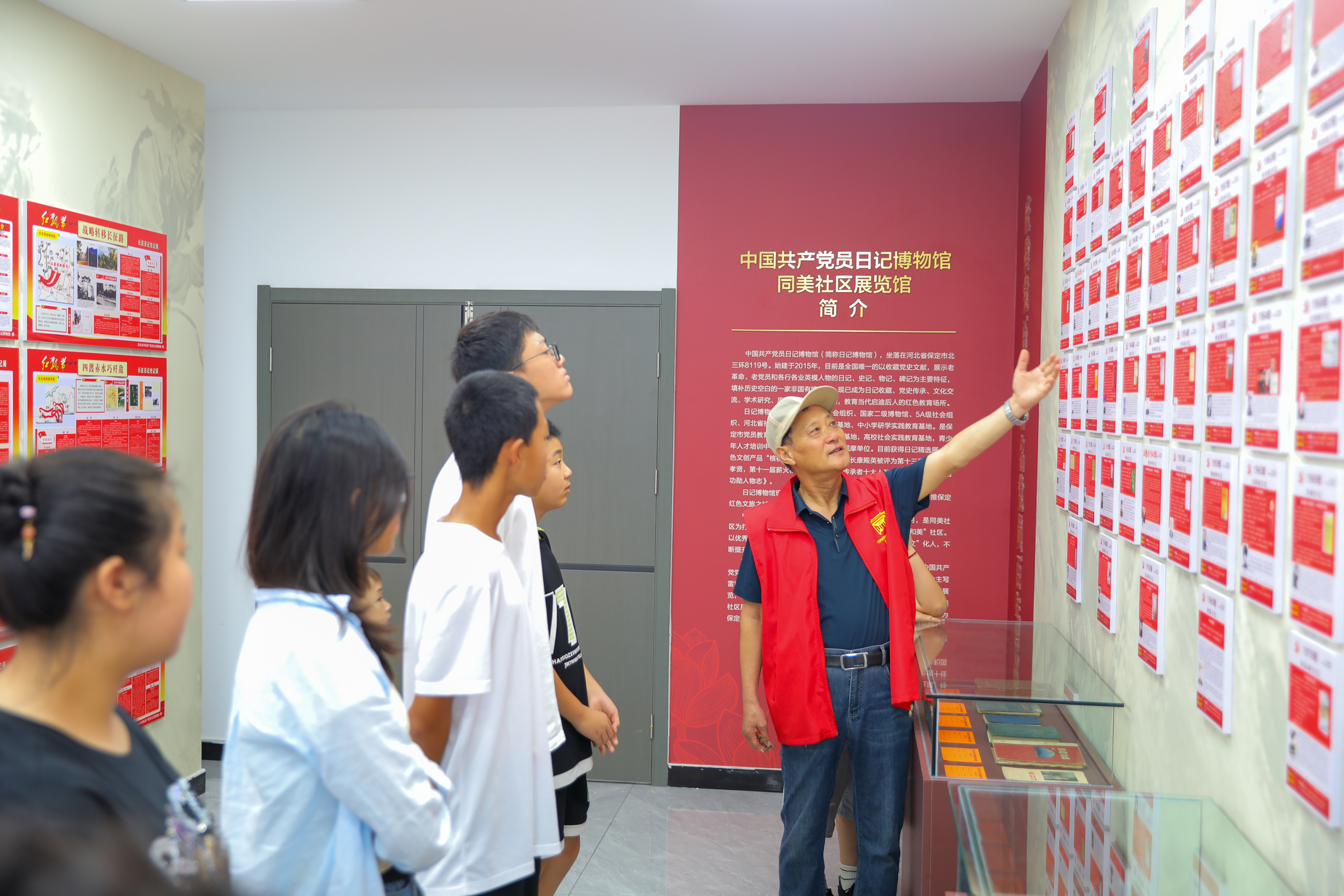 孩子们参观中国共产党员日记博物馆同美社区展览馆。田雨尘摄