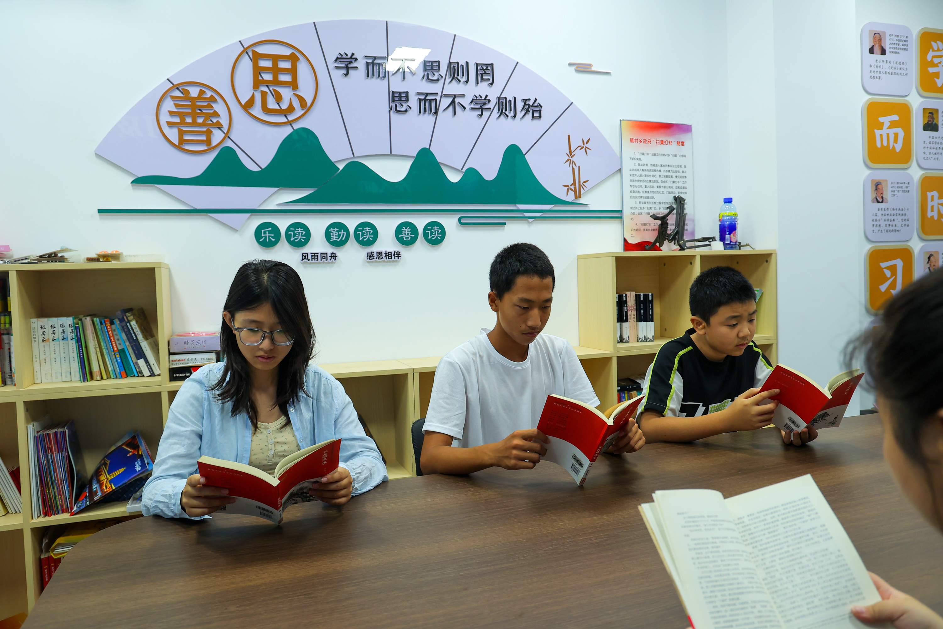 孩子们阅读红色书籍。王颖摄