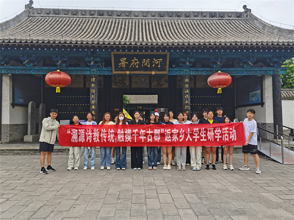 返乡大学生分组参加“知家乡 爱家乡 建家乡”暑期研学活动。张忠杰摄