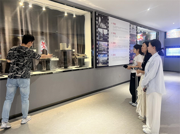 在尚德玻璃博物馆,学生们认真了解工艺玻璃发展过程。张忠杰摄