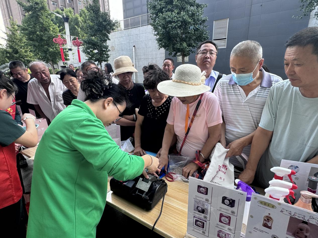 工作人员为居民磨剪刀。黄杉杉摄