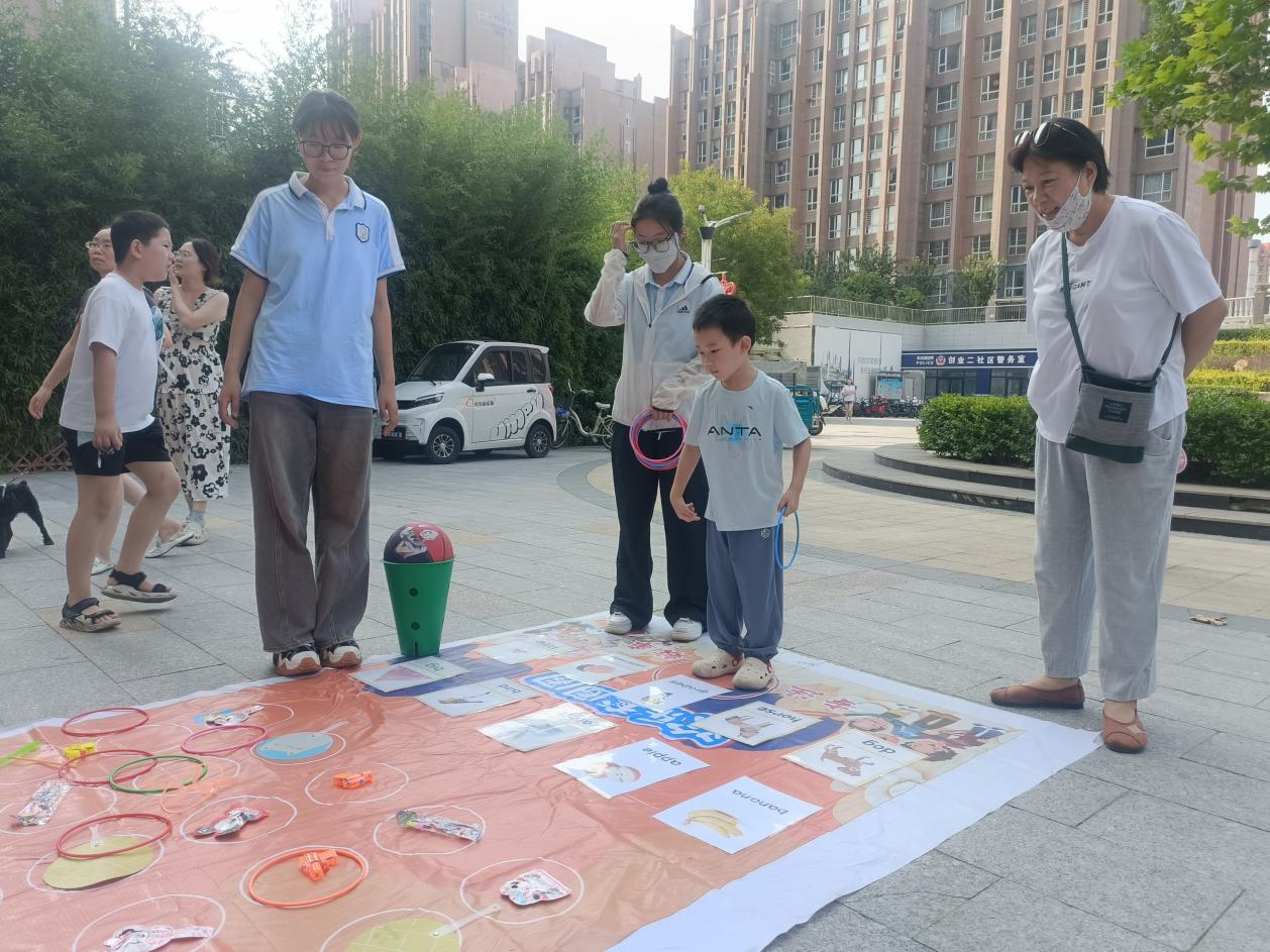 居民参加识词套圈活动。黄杉杉摄